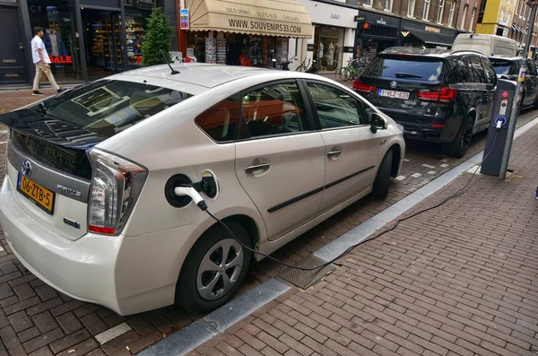 Amsterdam, Hollanda. Ağustos 2019. Yolda bir Toyota Prius kapsülü.