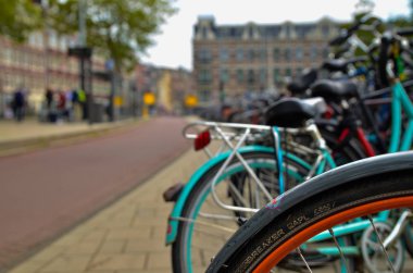 Amsterdam, Hollanda, Ağustos 2019. Motosikletler Sid 'e park edilmiş.
