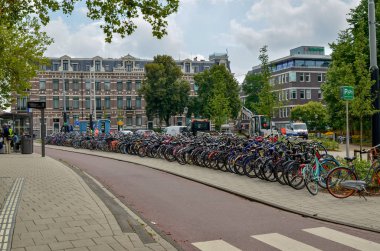 Amsterdam, Hollanda, Ağustos 2019. Motosikletler Sid 'e park edilmiş.