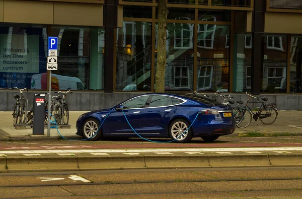 Amsterdam, Holandia, sierpień 2019. Elektryczny samochód od th — Zdjęcie stockowe