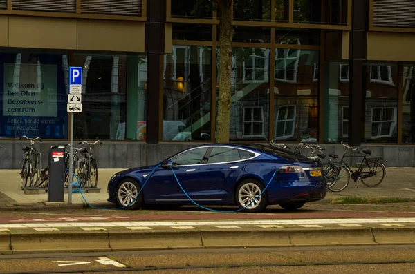 Amsterdam, Holandia, sierpień 2019. Elektryczny samochód od th — Zdjęcie stockowe