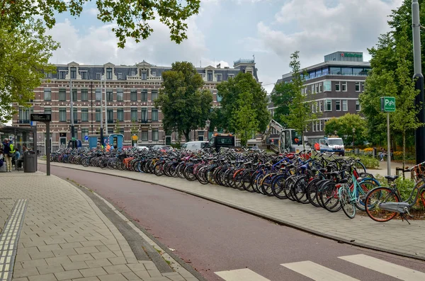 Amsterdam, Nederland, augustus 2019. Fietsen geparkeerd aan de zijkant — Stockfoto