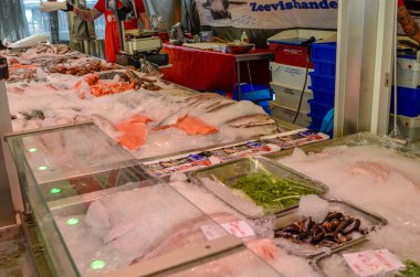 Amsterdam, Hollanda, Ağustos 2019. Yerel bir markette balık tezgahı..