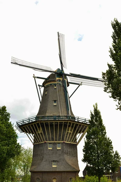 Ámsterdam, Holanda, agosto de 2019.El De Gooyer Mill se encuentra en — Foto de Stock