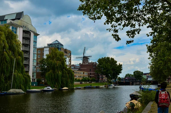 Амстердам, Голландия, август 2019.The De Gooyer Mill is located on — стоковое фото