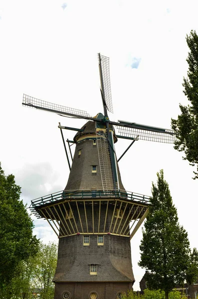 Amsterdam, augustus 2019.De De Gooyer Mill ligt op — Stockfoto