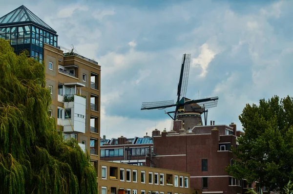 Ámsterdam, Holanda, agosto de 2019.El De Gooyer Mill se encuentra en —  Fotos de Stock