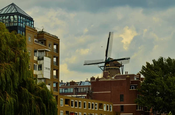 Amsterdã, Holanda, agosto de 2019.O De Gooyer Mill está localizado em — Fotografia de Stock