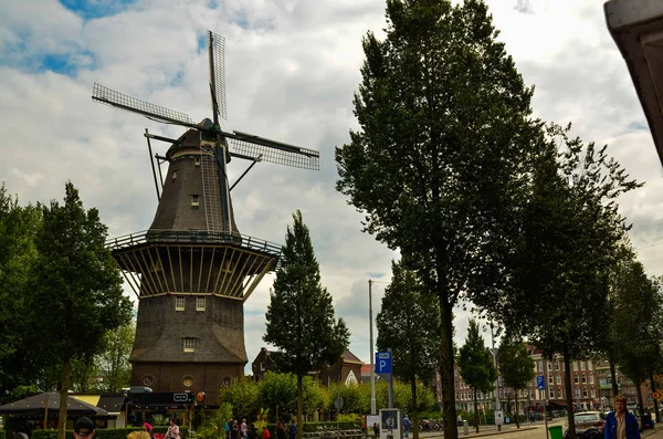 Amsterdam, Holland, augusti 2019.De Gooyer Mill ligger på — Stockfoto