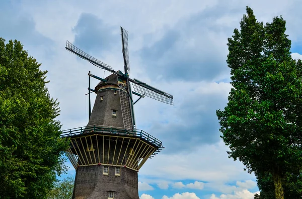 Amsterdam, augustus 2019.De De Gooyer Mill ligt op — Stockfoto