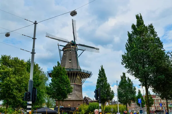 Ámsterdam, Holanda, agosto de 2019.El De Gooyer Mill se encuentra en —  Fotos de Stock
