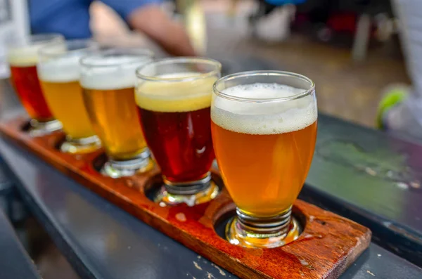 Degustación de cerveza artesanal: cinco vasos con cervezas de diferentes colores — Foto de Stock