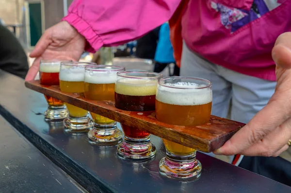 Degustação de cerveja artesanal: cinco copos com cervejas de cores diferentes — Fotografia de Stock