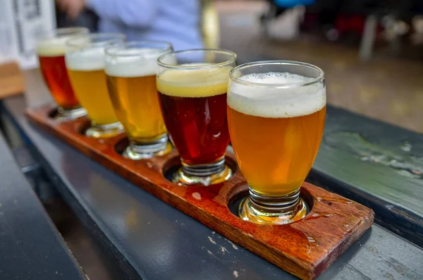 Degustación de cerveza artesanal: cinco vasos con cervezas de diferentes colores — Foto de Stock