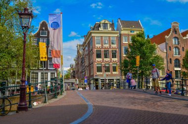 Amsterdam, Hollanda, Ağustos 2019. Tipik ve büyüleyici evler.