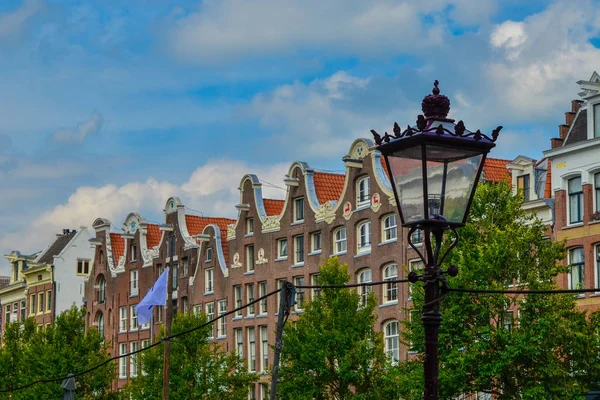 Амстердам, Голландия, август 2019 года. Типичные и очаровательные дома — стоковое фото