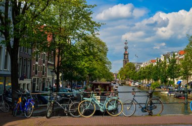 Amsterdam, Hollanda, Ağustos 2019. Köprüden B 'yi görebilirsin.