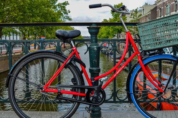 Amsterdam, Nederland, augustus 2019. Het rode frame van een geparkeerde fiets — Stockfoto