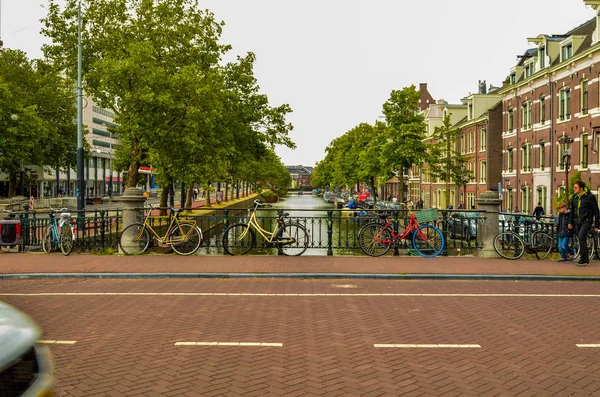 Amsterdam, holland, august 2019. der rote rahmen eines fahrrades geparkt — Stockfoto