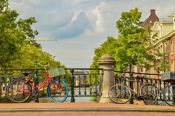 Amsterdam, Nederland, augustus 2019. Het rode frame van een geparkeerde fiets — Stockfoto