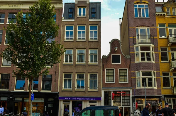 Ámsterdam, Holanda, agosto de 2019. Las casas típicas y elegantes — Foto de Stock