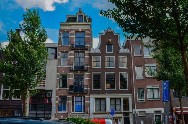 Amsterdam, Nederland, augustus 2019. De typische en charmante huizen — Stockfoto
