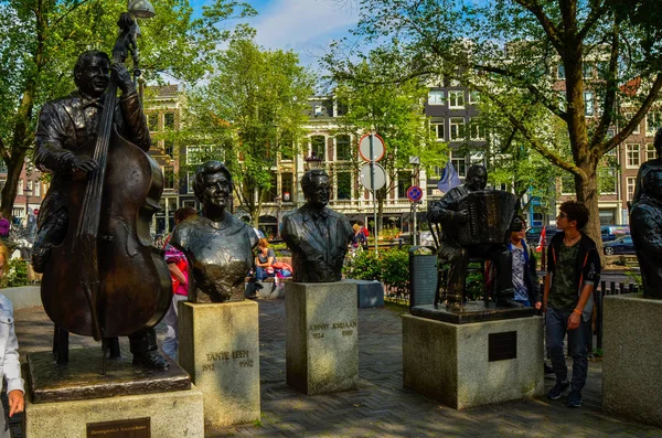 Amsterdão, Holanda, agosto de 2019. Cinco estátuas de cantores famosos — Fotografia de Stock