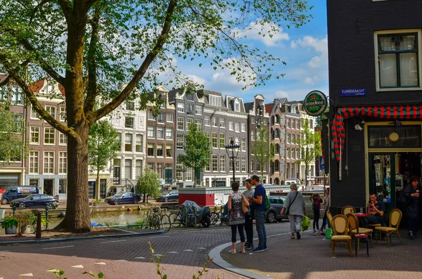 Amsterdam, Holandia, sierpień 2019. Typowe i urocze domy — Zdjęcie stockowe