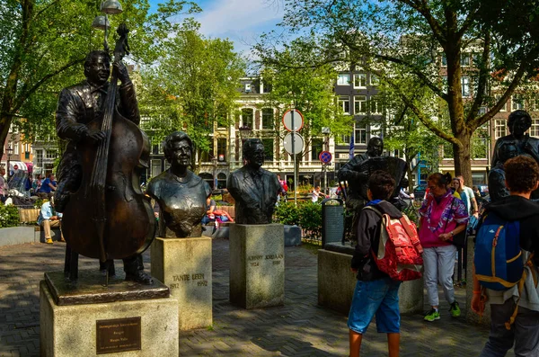 Amsterdão, Holanda, agosto de 2019. Cinco estátuas de cantores famosos — Fotografia de Stock