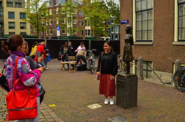 Amsterdam, Hollanda, Ağustos 2019. Anne Frank 'in heykeli bir d