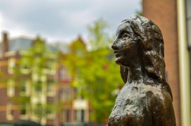 Amsterdam, Hollanda, Ağustos 2019. Anne Frank 'in heykeli bir d