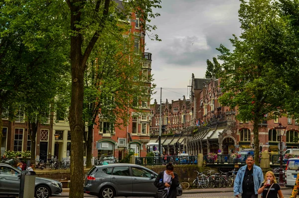 Amsterdão, Holanda, agosto de 2019. As casas típicas e encantadoras — Fotografia de Stock