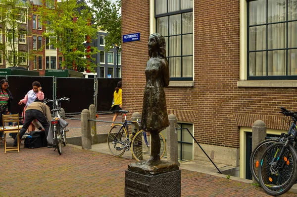 Amsterdão, Holanda, agosto de 2019. A estátua de Anne Frank é um d — Fotografia de Stock