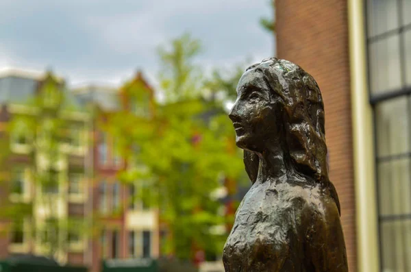 Amsterdam, Holland, August 2019. The statue of Anne Frank is a d — Stock Photo, Image