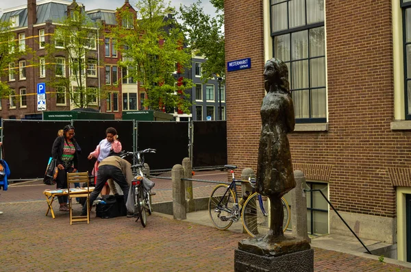 Amsterdão, Holanda, agosto de 2019. A estátua de Anne Frank é um d — Fotografia de Stock