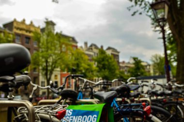 Amsterdam, Hollanda, Ağustos 2019. Kanallar boyunca park etmiş bisikletler.: 