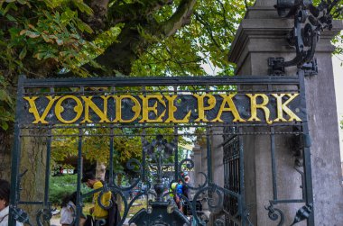 Amsterdam, Hollanda, Ağustos 2019. Vondelpark kapısı: büyük 