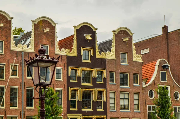 Amsterdão, Holanda, agosto de 2019. As casas típicas e encantadoras — Fotografia de Stock