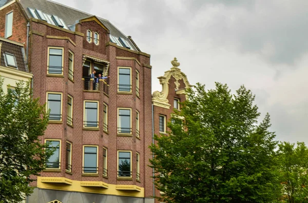 Amsterdam, holland, august 2019. die typischen und charmanten häuser — Stockfoto