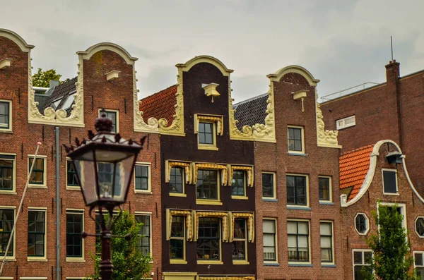 Amsterdam, Hollande, août 2019. Les maisons typiques et charmantes — Photo