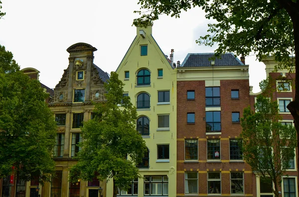 Ámsterdam, Holanda, agosto de 2019. Las casas típicas y encantadoras — Foto de Stock