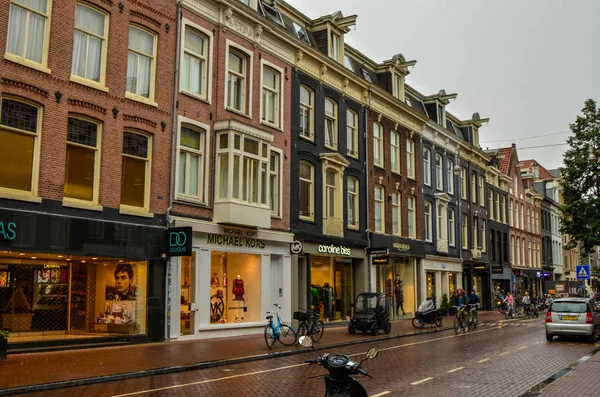 Ámsterdam, Holanda, agosto de 2019. Un día lluvioso en el centro comercial — Foto de Stock