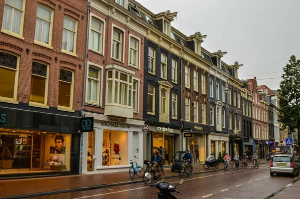 Amsterdam, Nederland, augustus 2019. Een regenachtige dag in de winkelstraat — Stockfoto