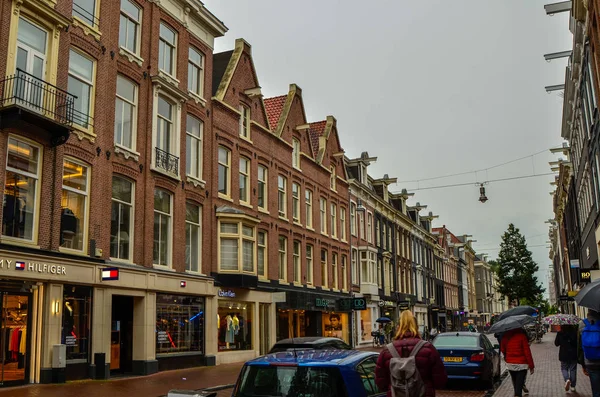 Ámsterdam, Holanda, agosto de 2019. Un día lluvioso en el centro comercial — Foto de Stock