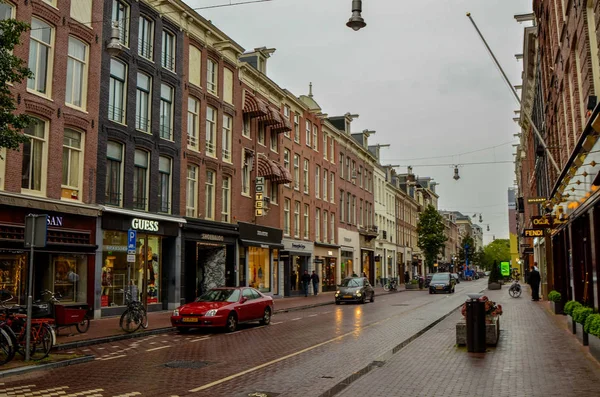 Amsterdam, Nederland, augustus 2019. Een regenachtige dag in de winkelstraat — Stockfoto