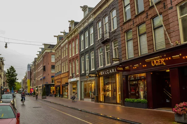 Amsterdam, Holland, August 2019. A rainy day in the shopping str — Stock Photo, Image