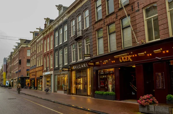 Ámsterdam, Holanda, agosto de 2019. Un día lluvioso en el centro comercial — Foto de Stock