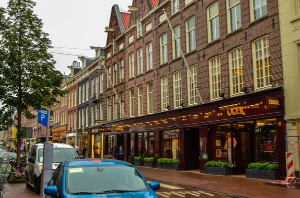 Amsterdam, Nederland, augustus 2019. Een regenachtige dag in de winkelstraat — Stockfoto