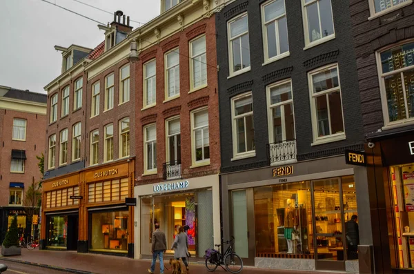 Ámsterdam, Holanda, agosto de 2019. Un día lluvioso en el centro comercial — Foto de Stock