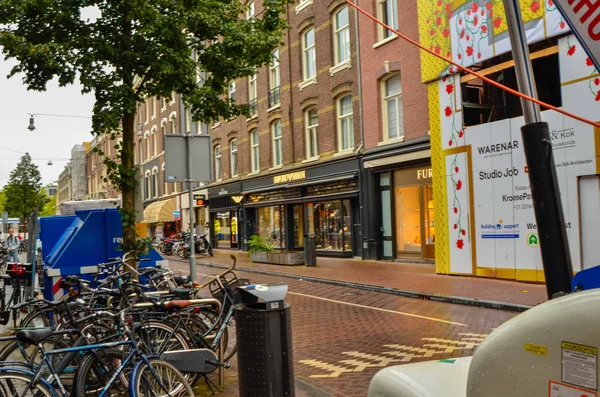 Ámsterdam, Holanda, agosto de 2019. Un día lluvioso en el centro comercial — Foto de Stock